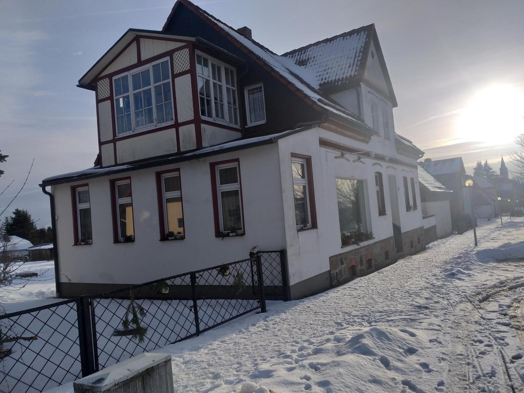 Sonnenschein Mit Kleinem Bauernhof Тале